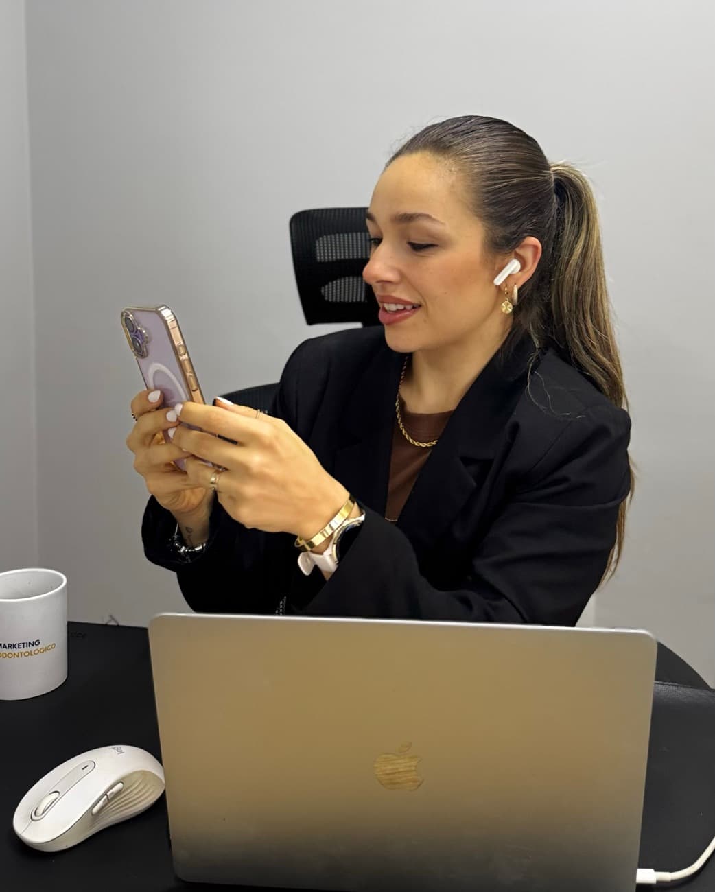 Carol acompanhando o atendimento de uma clínica pelo WhatsApp